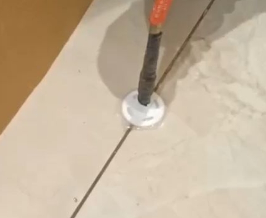 广安市瓷砖空鼓维修公司专业解答瓷砖在铺贴过程中，如果没有涂抹均匀到位的粘结材料（如水泥砂浆或瓷砖胶），可能会导致以下问题