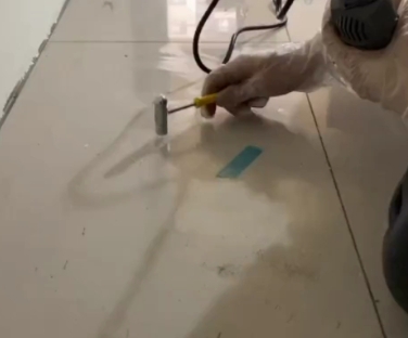 广安市瓷砖开裂维修公司专业分享瓷砖在铺贴前如果没有沥干水分，将会导致以下问题