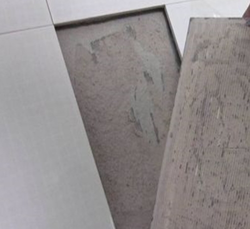 广安市瓷砖空鼓维修公司分享瓷砖铺贴时如果打浆（即涂抹在瓷砖背面和基层上的砂浆或瓷砖胶）过少，会带来以下问题